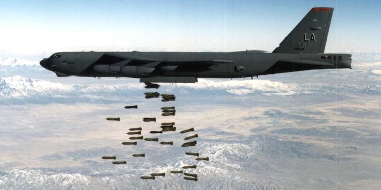 B-52: Φορτώνει, ρίχνει ατελείωτο αριθμό βομβών και πραγματοποιεί ελιγμούς! (βίντεο)